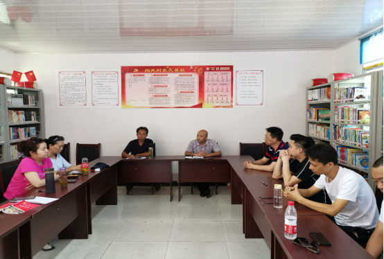 图为:翔凤村党支部书记唐家友为市图书馆党员作党课报告